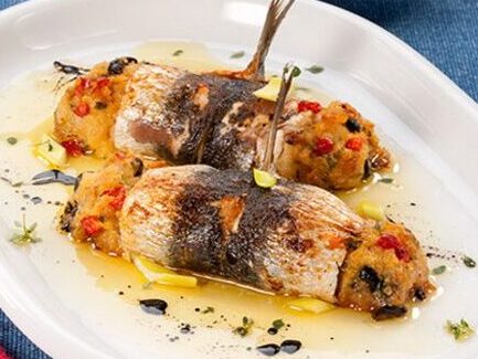 Sardinha assada com limão siciliano e tomates.